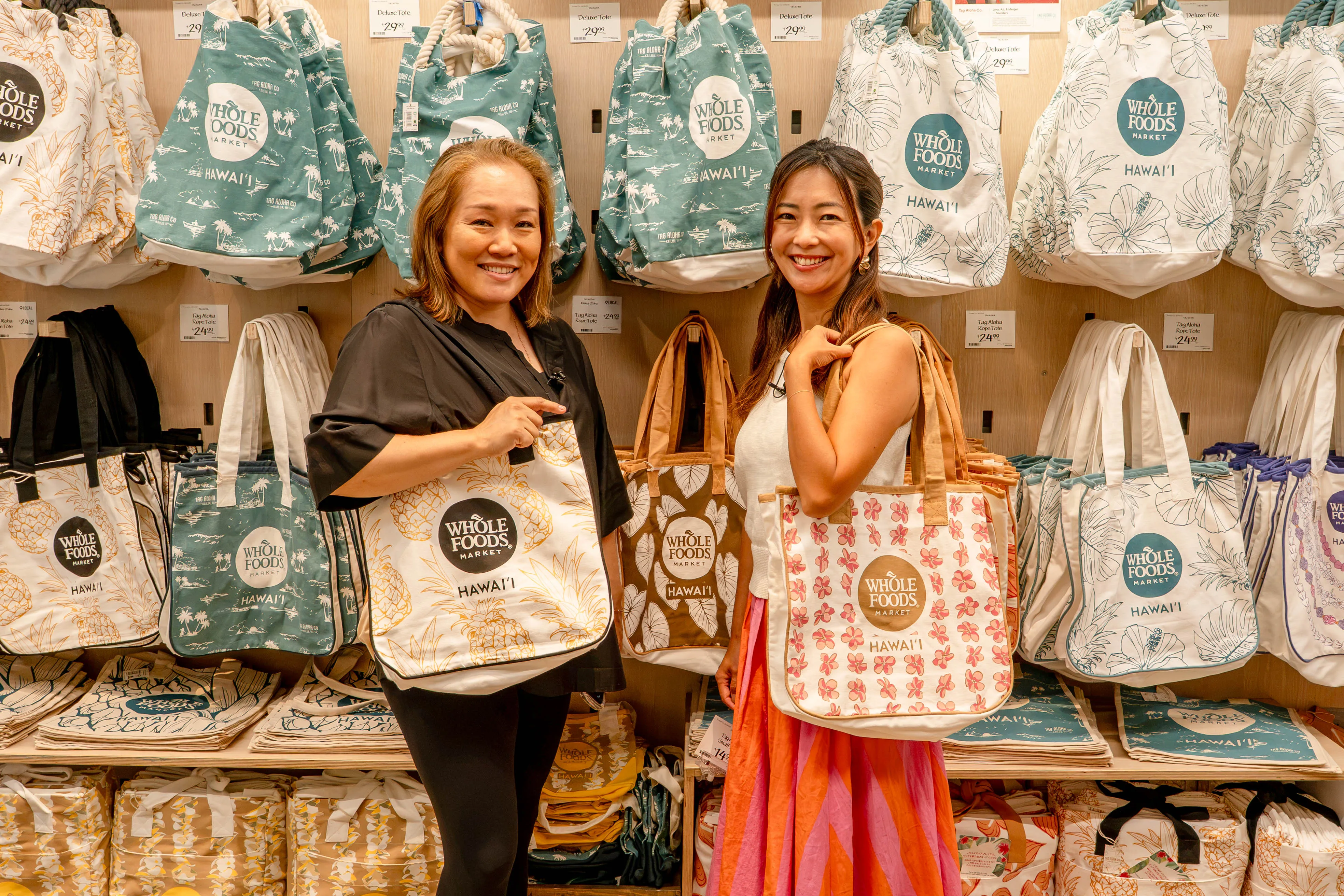 Whole Foods Market のトートバッグを持つ女性2人